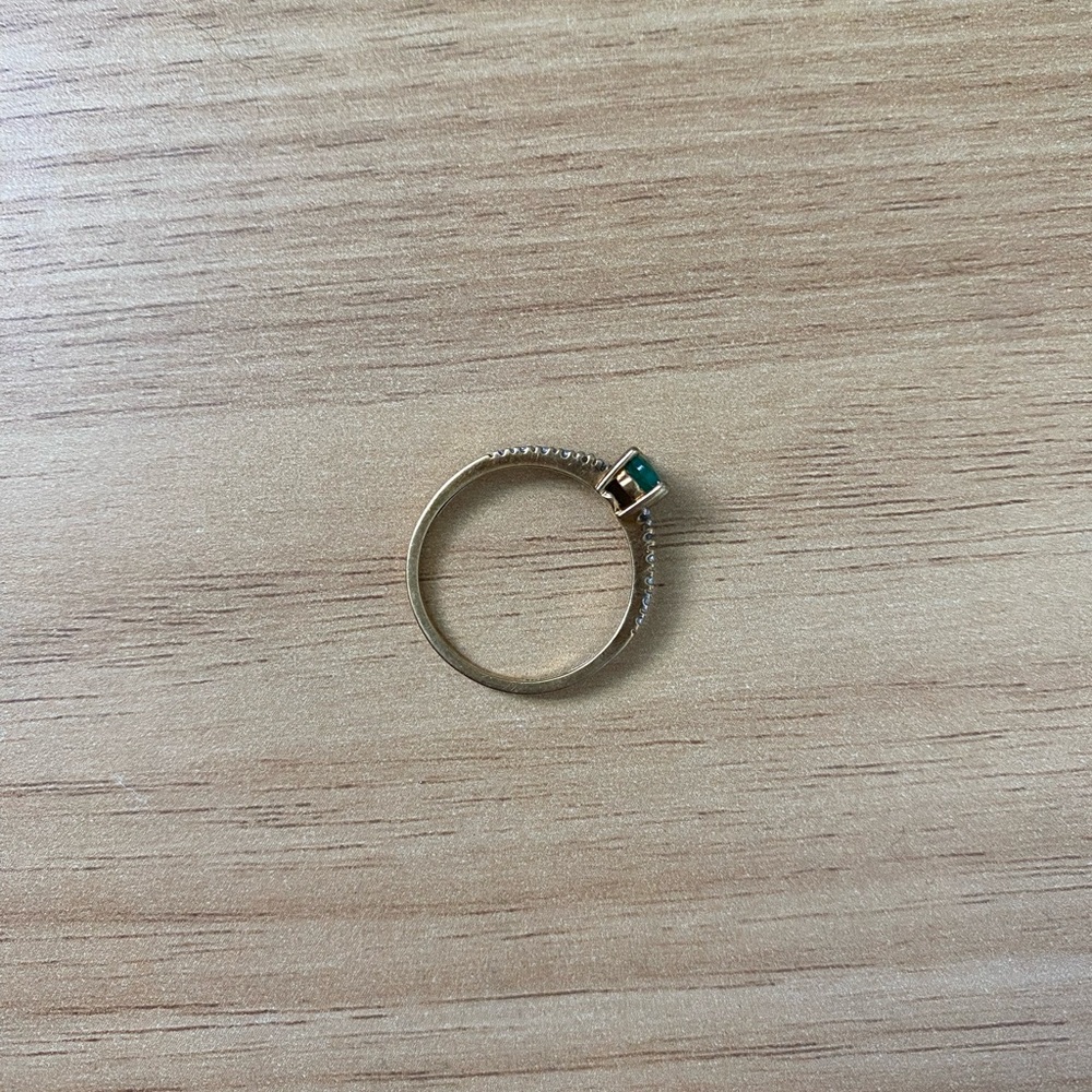 Elegant Gold Ring with Emerald Gemstone